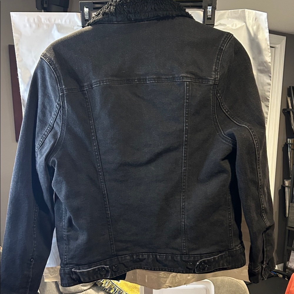Women’s Black Sherpa-Lined Denim Jacket - Picture 6 of 9